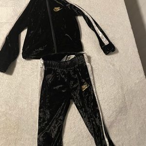 3 Nike & 1 Adidas’s 2-Piece tracksuit, includes jacket & pants.